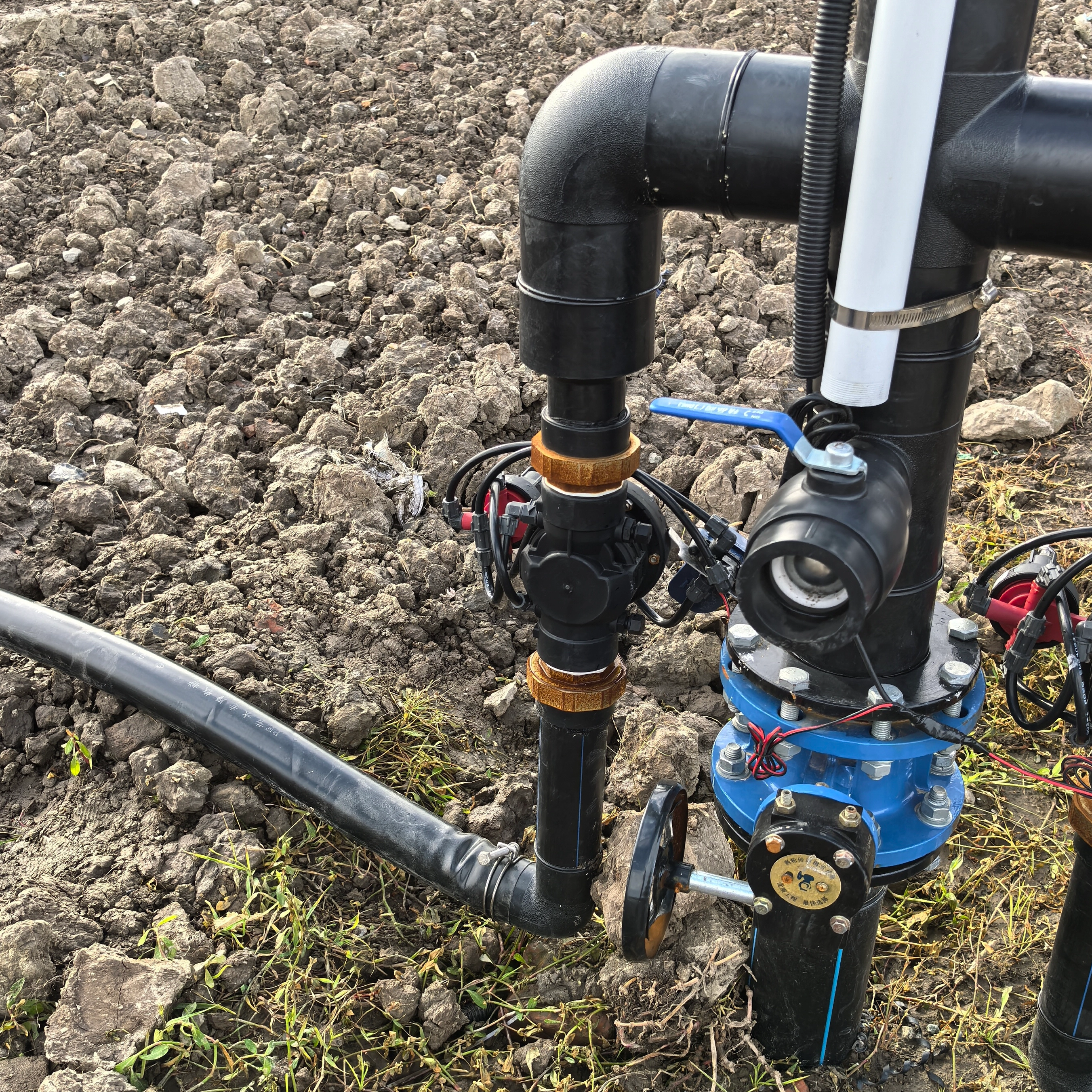 ¿Qué es una válvula solenoide en los sistemas de riego y rociadores?