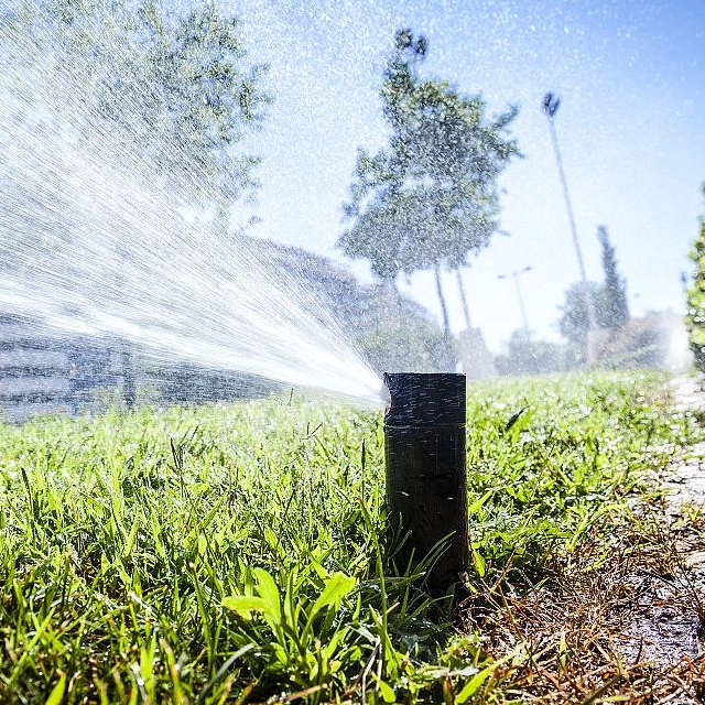 ¿Cómo ajustar los cabezales de los rociadores para el sistema de riego de la césped del parque?