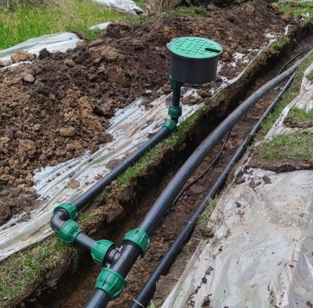 ¿Cuál es el papel de los accesorios en las partes del sistema de riego?