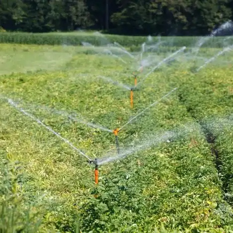 Cómo instalar un sistema de rociadores para el riego agrícola